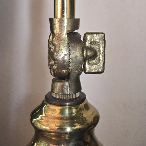 Elegant Green and Gold Banker's Lamp - Picture 4 of 12